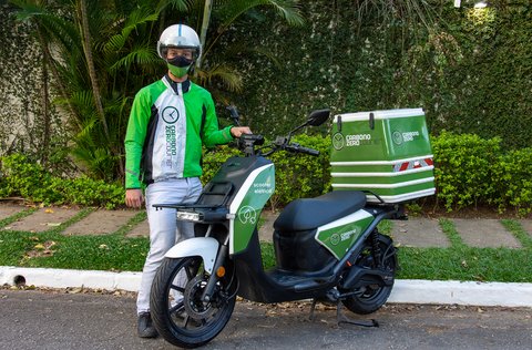 E-biker na scooter el&eacute;trica